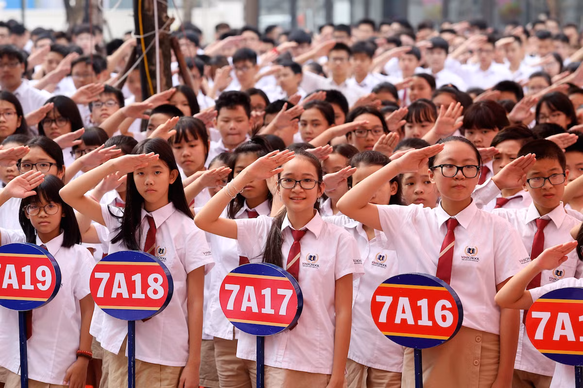 Sau giây phút chào cờ trang nghiêm, hàng nghìn học sinh Vinschool đã hoà giọng thành một dàn hợp xướng khổng lồ cùng cất cao bài hát Quốc ca. Đây là một trong những khoảnh khắc xúc động đặc biệt của Lễ Khai giảng. Sau giây phút chào cờ trang nghiêm, hàng nghìn học sinh Vinschool đã hoà giọng thành một dàn hợp xướng khổng lồ cùng cất cao bài hát Quốc ca. Đây là một trong những khoảnh khắc xúc động đặc biệt của Lễ Khai giảng.
