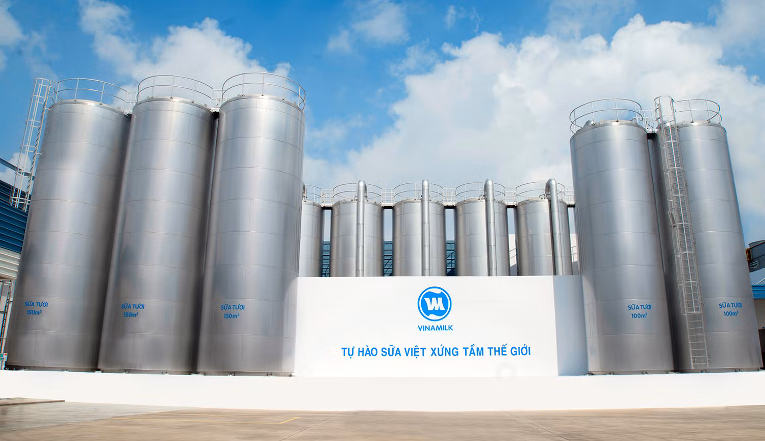 Hệ thống bồn lạnh chứa sữa tại Siêu nhà máy sữa Việt Nam (nhà máy MEGA) - 1 trong 13 nhà máy sữa của Vinamilk tại Việt Nam và cũng là 1 trong 3 siêu nhà máy sữa hiện có trên thế giới