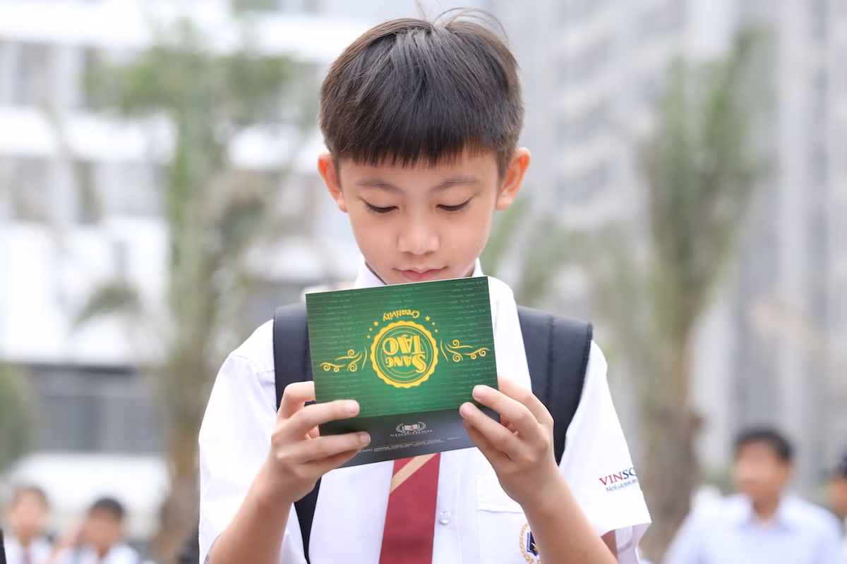 Các em học sinh còn vô cùng xúc động, sung sướng khi được nhận thiệp chúc từ chính các thầy cô giáo. Thầy Jimmy đến từ Anh quốc chia sẻ thầy chưa từng thấy hoạt động này tại Anh và các nước châu Á thầy đã từng dạy tiếng Anh như Trung Quốc, Thái Lan… “Đây là một ý tưởng của Vinschool và tôi thấy rất hay. Việc này không chỉ mang lại cho các em động lực, sự hứng khởi mở đầu năm học mới mà còn giúp tình cảm thầy trò gắn kết hơn”, thầy Jimmy chia sẻ. Các em học sinh còn vô cùng xúc động, sung sướng khi được nhận thiệp chúc từ chính các thầy cô giáo. Thầy Jimmy đến từ Anh quốc chia sẻ thầy chưa từng thấy hoạt động này tại Anh và các nước châu Á thầy đã từng dạy tiếng Anh như Trung Quốc, Thái Lan… “Đây là một ý tưởng của Vinschool và tôi thấy rất hay. Việc này không chỉ mang lại cho các em động lực, sự hứng khởi mở đầu năm học mới mà còn giúp tình cảm thầy trò gắn kết hơn”, thầy Jimmy chia sẻ.