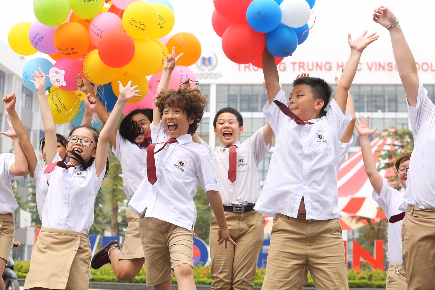 Các bạn học sinh Vinschool đã có một Lễ Khai giảng thật ý nghĩa và nhiều niềm vui. Các bạn học sinh Vinschool đã có một Lễ Khai giảng thật ý nghĩa và nhiều niềm vui.