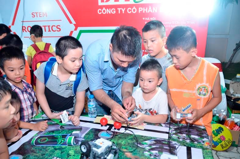 Viện Nghiên cứu khoa học thu hút rất đông khách hàng tham dự trải nghiệm các sáng chế khoa học. Viện Nghiên cứu khoa học thu hút rất đông khách hàng tham dự trải nghiệm các sáng chế khoa học.