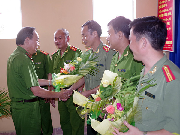 Thượng tướng Lê Quý Vương tặng hoa và thưởng nóng cho các đơn vị tham gia phá án