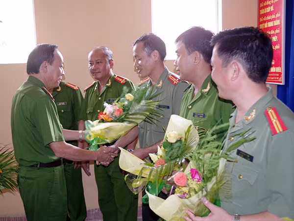 Thượng tướng Lê Quý Vương tặng hoa và thưởng nóng cho các đơn vị tham gia phá án