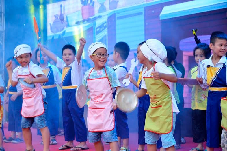 Nhiều hoạt động kinh doanh, vui chơi, giải trí, giáo dục, truyền thông... diễn ra. Nhiều hoạt động kinh doanh, vui chơi, giải trí, giáo dục, truyền thông... diễn ra.