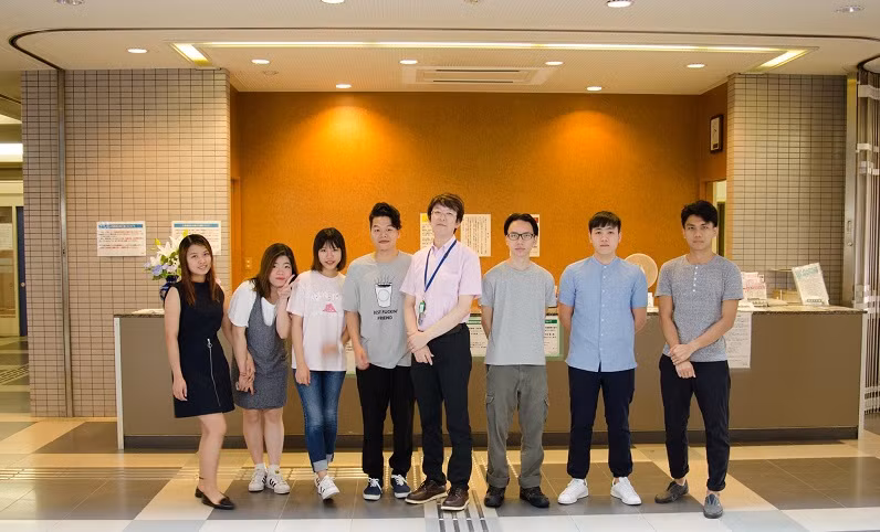 Nguyễn Hoàng Lâm (đứng thứ 4 từ trái sang) chụp ảnh cùng bạn bè ở Nhật (Ảnh nhân vật cung cấp)