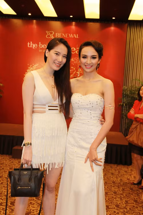 Chung Thục Quyên mặc chiếc váy trắng khá gợi cảm. Chung Thục Quyên mặc chiếc váy trắng khá gợi cảm.