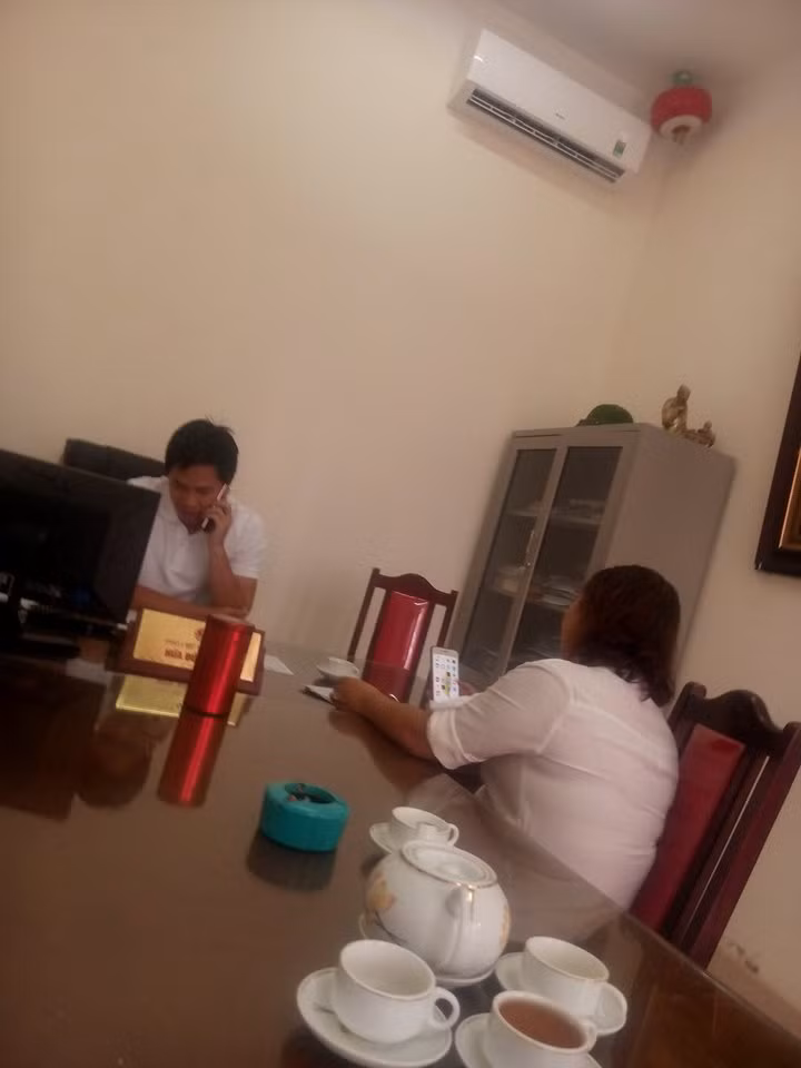 Ông Hứa Minh Đức (bên trong), Phó chủ tịch UBND phường Mễ Trì cho rằng do chính quyền địa phương bận nhiều việc nên việc cưỡng chế không được thực hiện (Ảnh MC) Ông Hứa Minh Đức (bên trong), Phó chủ tịch UBND phường Mễ Trì cho rằng do chính quyền địa phương bận nhiều việc nên việc cưỡng chế không được thực hiện (Ảnh MC)