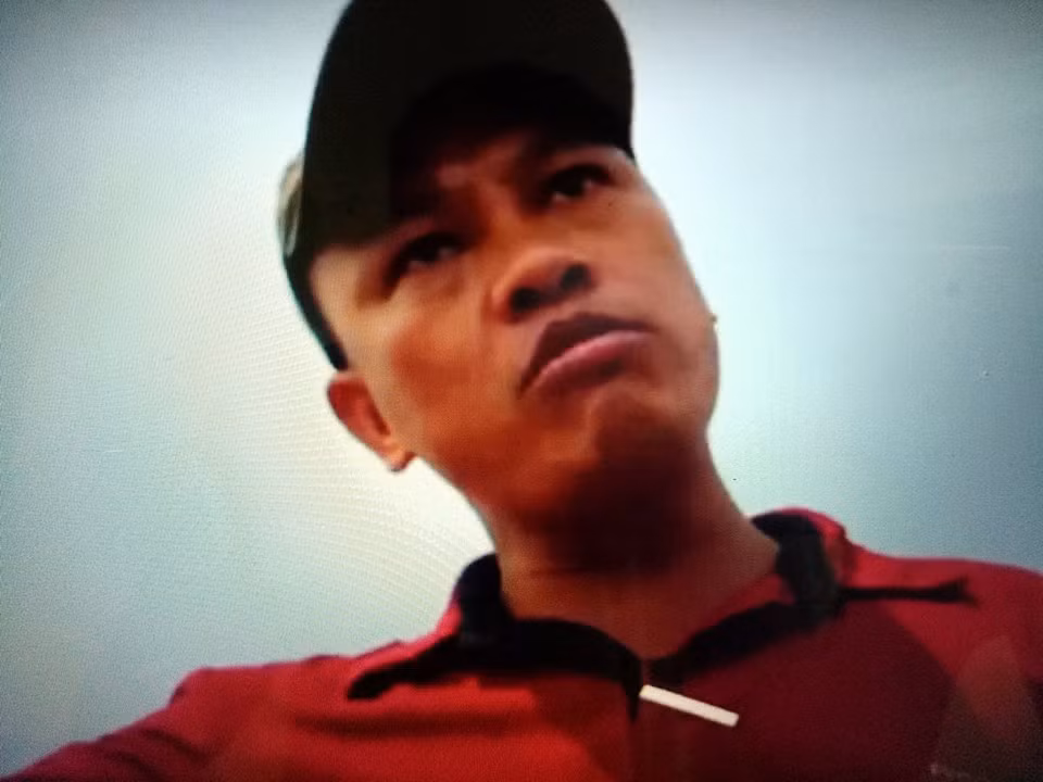 “Mày thích quay không? Mày muốn gì? Tôi yêu cầu ông ra ngoài…Tôi yêu cầu ông ra khỏi khu vực này, kể cả ông quay, đập luôn đi….”, lời lẽ thách thức, dọa dẫm của người mặc áo đỏ rồi sau đó đập máy ảnh của phóng viên. “Mày thích quay không? Mày muốn gì? Tôi yêu cầu ông ra ngoài…Tôi yêu cầu ông ra khỏi khu vực này, kể cả ông quay, đập luôn đi….”, lời lẽ thách thức, dọa dẫm của người mặc áo đỏ rồi sau đó đập máy ảnh của phóng viên.