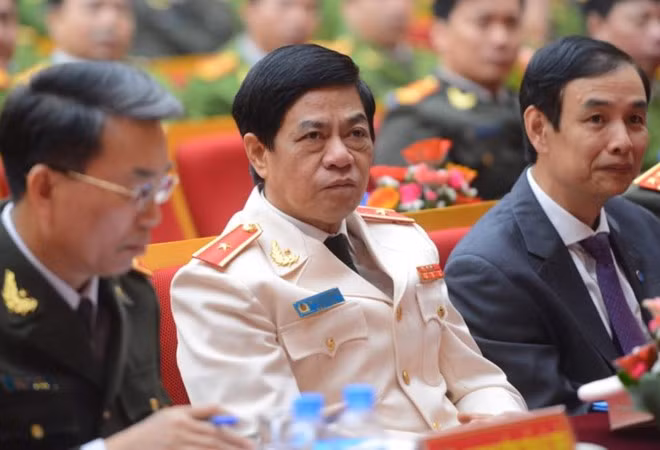“Nếu là cán bộ Công an vi phạm thì dứt khoát sẽ xử lý nghiêm. Còn nếu không phải cán bộ công an thì cũng phải xử lý chứ không thể để tình trạng như thế", Thiếu tướng Đoàn Duy Khương khẳng định. “Nếu là cán bộ Công an vi phạm thì dứt khoát sẽ xử lý nghiêm. Còn nếu không phải cán bộ công an thì cũng phải xử lý chứ không thể để tình trạng như thế", Thiếu tướng Đoàn Duy Khương khẳng định.