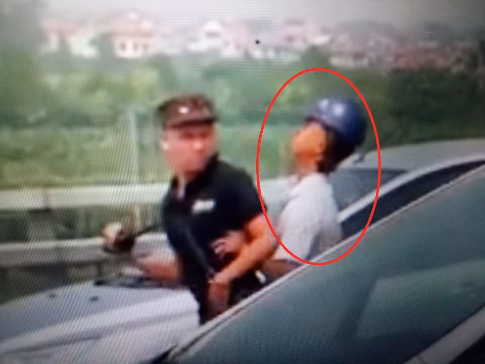 Đối tượng (áo trắng) cố tình xô đẩy, làm hư hỏng máy ghi hình của phóng viên rồi sau đó bỏ đi (Ảnh MC) Đối tượng (áo trắng) cố tình xô đẩy, làm hư hỏng máy ghi hình của phóng viên rồi sau đó bỏ đi (Ảnh MC)