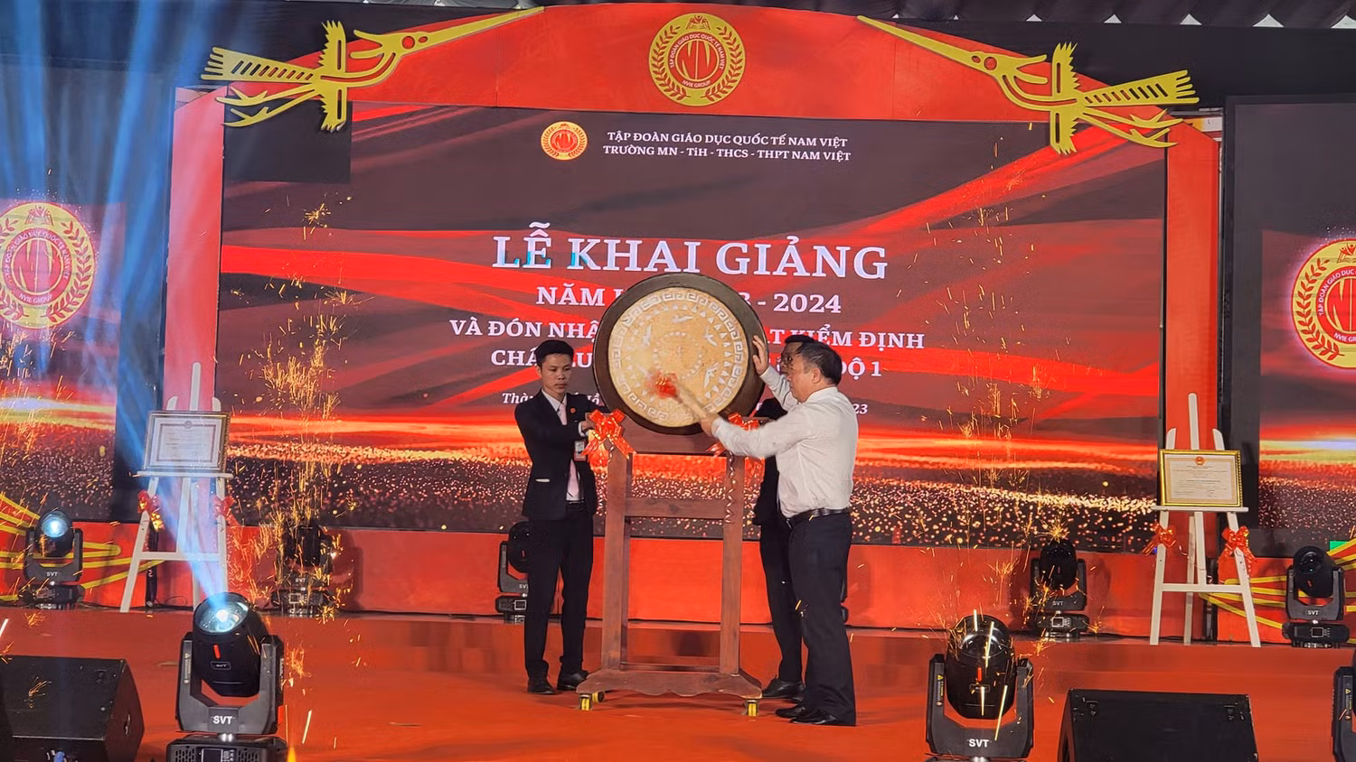 Đại biểu đánh trống khai giảng năm học mới tại Trường Nam Việt, Quận 12 (ảnh: V.D)