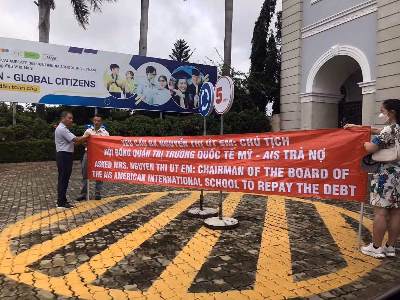 Một trường quốc tế trên địa bàn Thành phố Hồ Chí Minh bị phụ huynh căng băng rôn đòi nợ (ảnh minh họa: PHCC)