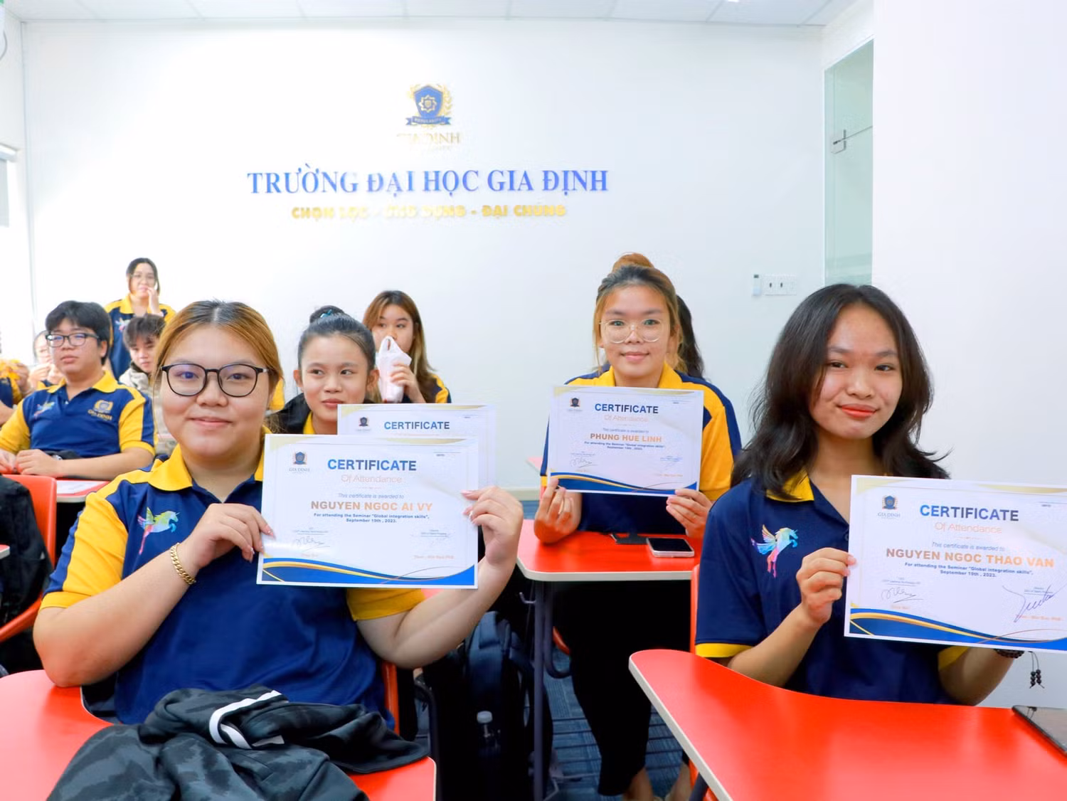 Các sinh viên tham gia chương trình được nhận giấy chứng nhận (ảnh: GDU)