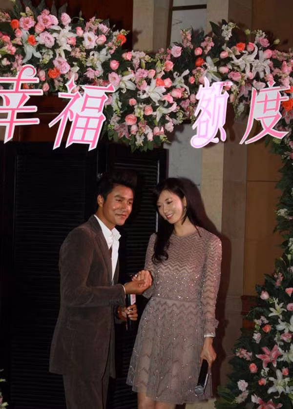 Cả hai tay trong tay tình tứ như một cặp tình nhân thực thụ