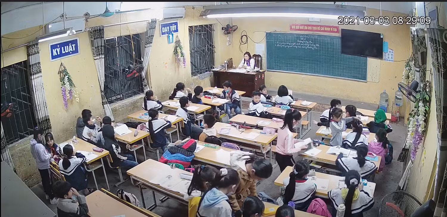 Hình ảnh học sinh tụm năm tụm ba làm việc riêng trong giờ học của cô Tuất. Hình ảnh cắt từ clip: Đình Hùng Hình ảnh học sinh tụm năm tụm ba làm việc riêng trong giờ học của cô Tuất. Hình ảnh cắt từ clip: Đình Hùng