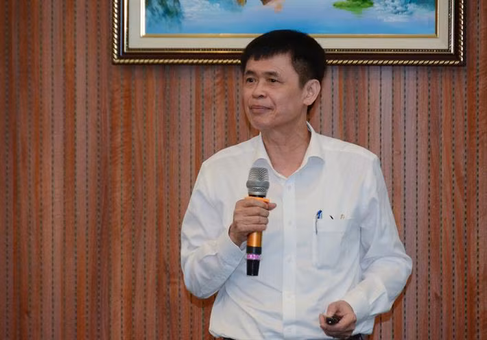 Vụ trưởng Vụ Giáo dục Mầm non Nguyễn Bá Minh báo cáo tại hội nghị (Ảnh: moet.gov.vn)