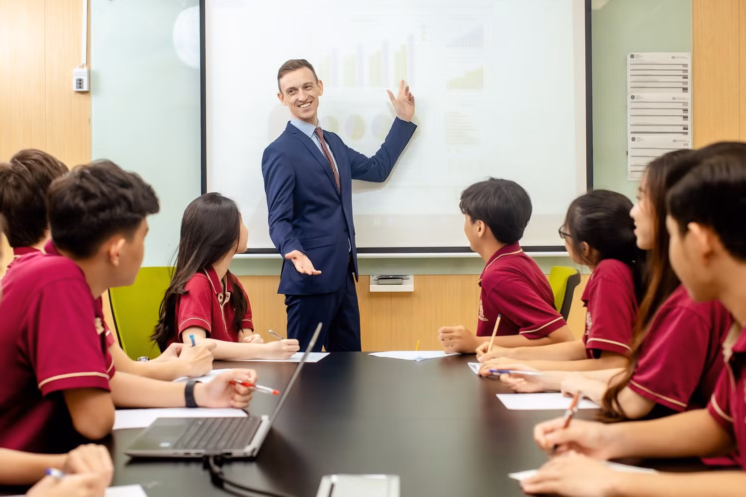 Chương trình đào tạo cho người nước ngoài dạy tiếng Anh tại Việt Nam hướng tới đối tượng là người có năng lực về ngôn ngữ tiếng Anh song lại chưa có năng lực sư phạm phù hợp với đối tượng người học tại các trung tâm ngoại ngữ, tin học của Việt Nam.Ảnh: Báo Chính phủ Chương trình đào tạo cho người nước ngoài dạy tiếng Anh tại Việt Nam hướng tới đối tượng là người có năng lực về ngôn ngữ tiếng Anh song lại chưa có năng lực sư phạm phù hợp với đối tượng người học tại các trung tâm ngoại ngữ, tin học của Việt Nam.Ảnh: Báo Chính phủ