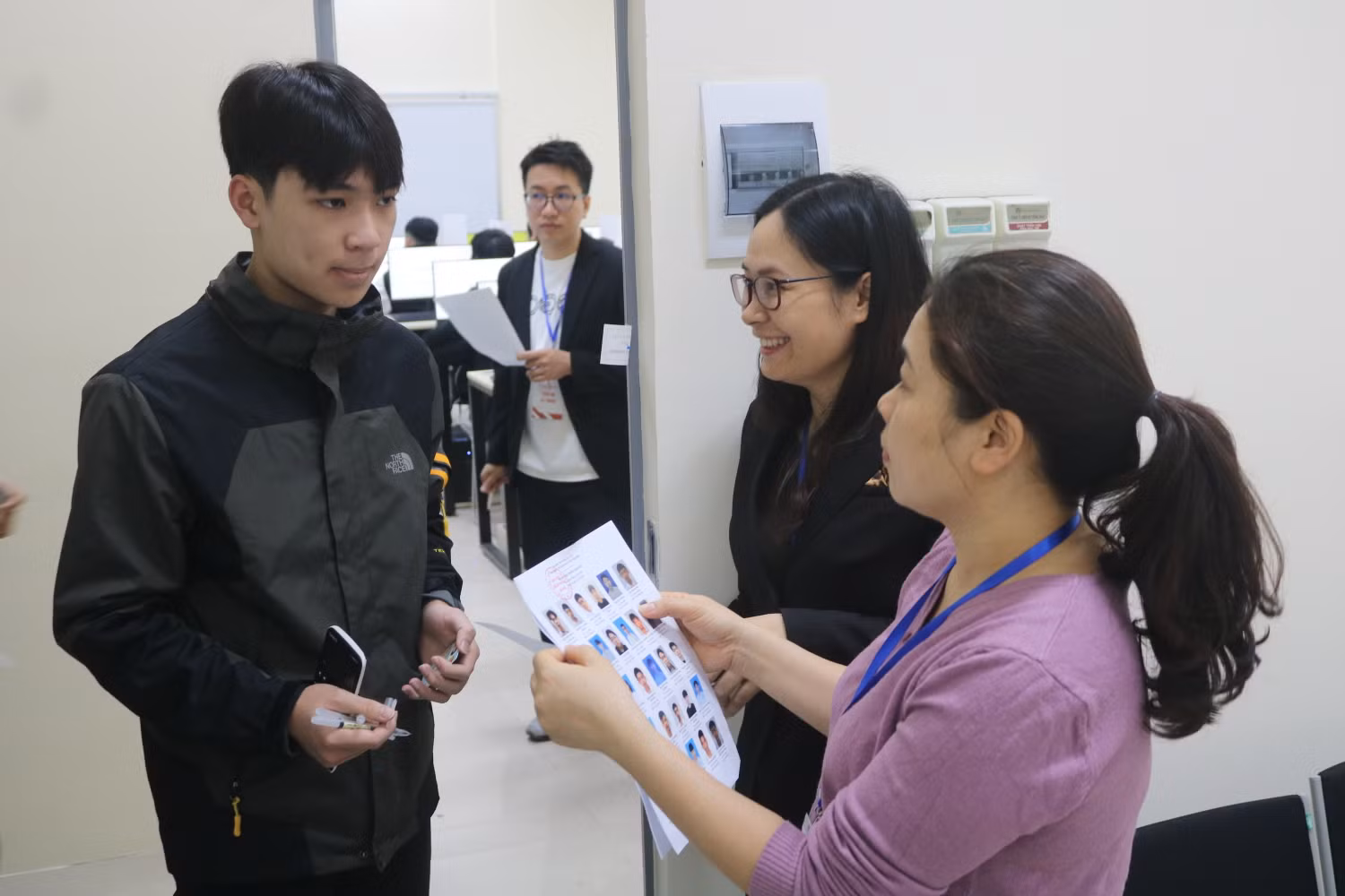 Thí sinh sinh được kiểm tra nghiêm ngặt trước khi bước vào phòng thi. Ảnh: Doãn Nhàn