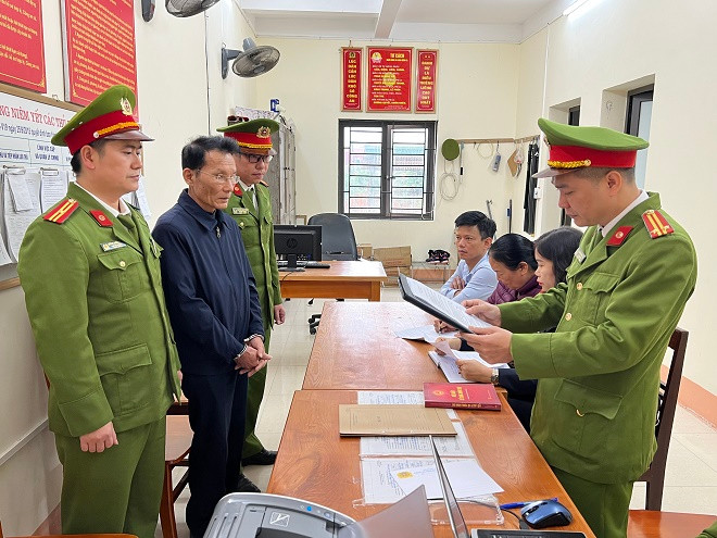 Cơ quan Cảnh sát điều tra thi hành lệnh bắt tạm giam đối với bị can Trần Tiến Bằng. Ảnh: Trang thông tin điện tử Công an tỉnh Hà Giang. Cơ quan Cảnh sát điều tra thi hành lệnh bắt tạm giam đối với bị can Trần Tiến Bằng. Ảnh: Trang thông tin điện tử Công an tỉnh Hà Giang.