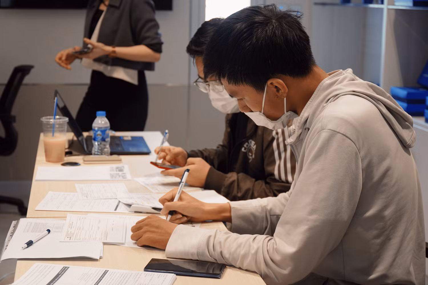 Sinh viên làm thủ tục vay vốn. Ảnh: NTCC Sinh viên làm thủ tục vay vốn. Ảnh: NTCC
