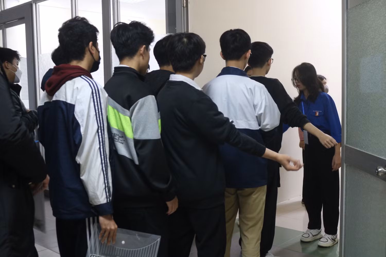 Trước khi bước vào phòng thi, thí sinh tiếp tục được kiểm tra bằng máy dò kim loại, thiết bị điện tử. Ảnh: Doãn Nhàn