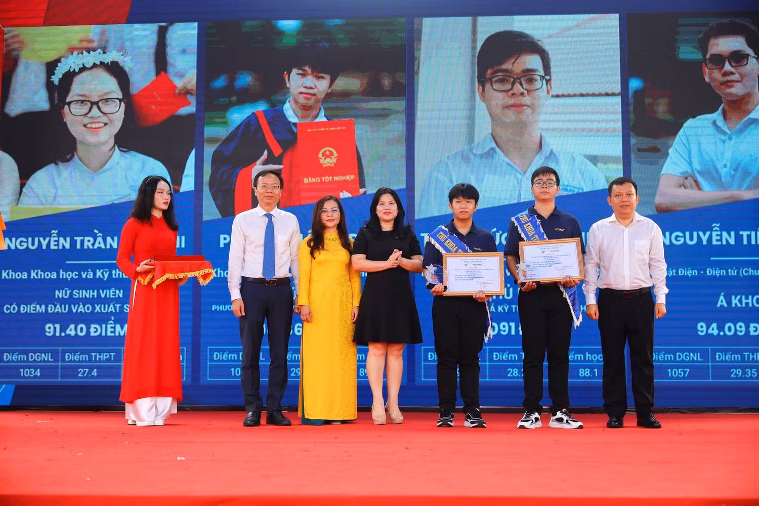 Tiến sĩ Bùi Hồng Hạnh (áo vàng) - Giám đốc Quỹ phát triển Đại học Quốc gia thành phố Hồ Chí Minh trao học bổng cho sinh viên thủ khoa đầu vào năm học 2023-2024. Ảnh: Quỹ phát triển Đại học quốc gia thành phố Hồ Chí Minh Tiến sĩ Bùi Hồng Hạnh (áo vàng) - Giám đốc Quỹ phát triển Đại học Quốc gia thành phố Hồ Chí Minh trao học bổng cho sinh viên thủ khoa đầu vào năm học 2023-2024. Ảnh: Quỹ phát triển Đại học quốc gia thành phố Hồ Chí Minh