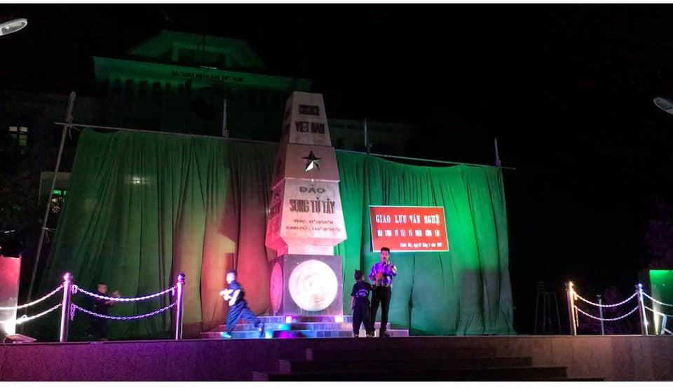 Tiết mục văn nghệ trên xã đảo Song Tử Tây. (Ảnh: N.H.P)