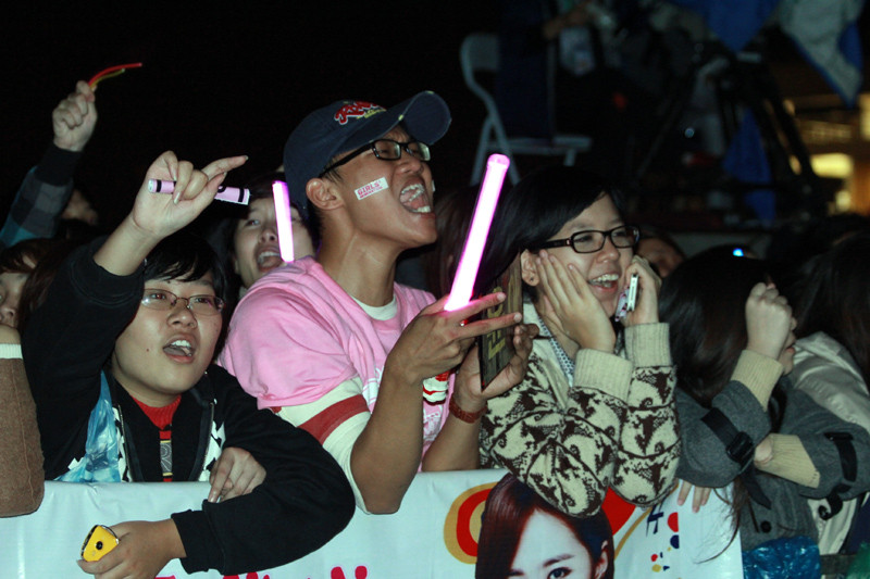 Thì lại có không ít fan nam cuồng nhiệt, hò hét khi thấy thần tượng. Thì lại có không ít fan nam cuồng nhiệt, hò hét khi thấy thần tượng.