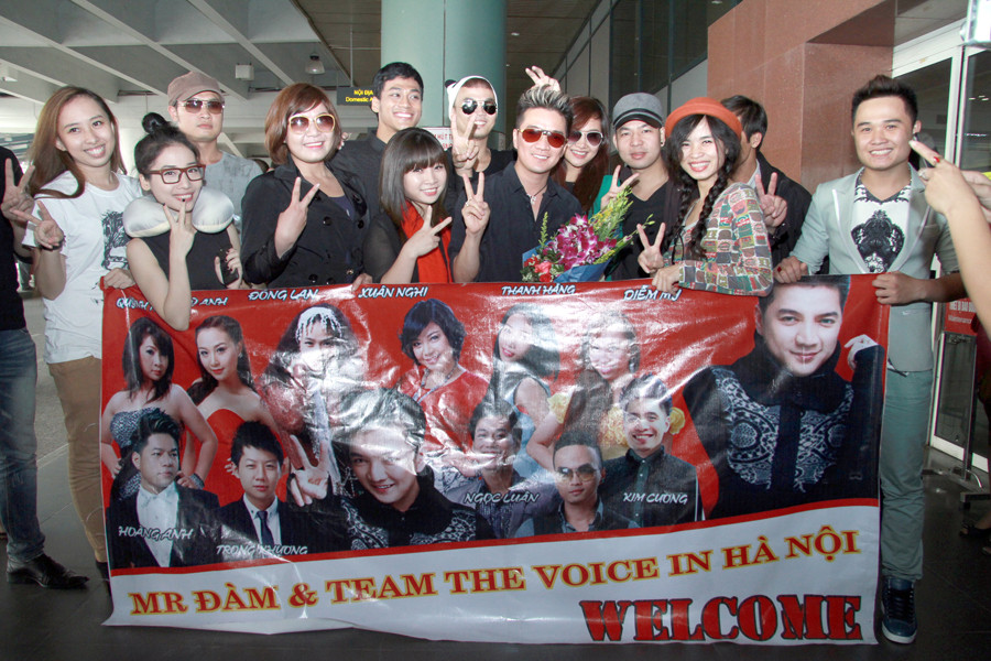 Một số fan hâm mộ đã ra sân bay chào đón thần tượng và các thành viên The Voice. Một số fan hâm mộ đã ra sân bay chào đón thần tượng và các thành viên The Voice.