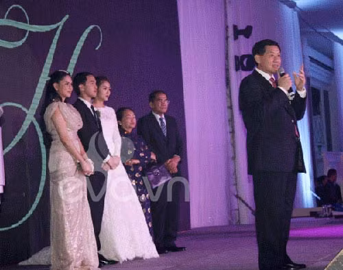 Mới đây, một bức hình duy nhất trong đám cưới Tăng Thanh Hà đã bị hé lộ. Trong ảnh, bố mẹ Tăng Thanh Hà và bố mẹ Louis Nguyễn lên sân khấu cảm ơn quan khách đã đến mừng đám cưới đôi trẻ. Mới đây, một bức hình duy nhất trong đám cưới Tăng Thanh Hà đã bị hé lộ. Trong ảnh, bố mẹ Tăng Thanh Hà và bố mẹ Louis Nguyễn lên sân khấu cảm ơn quan khách đã đến mừng đám cưới đôi trẻ.