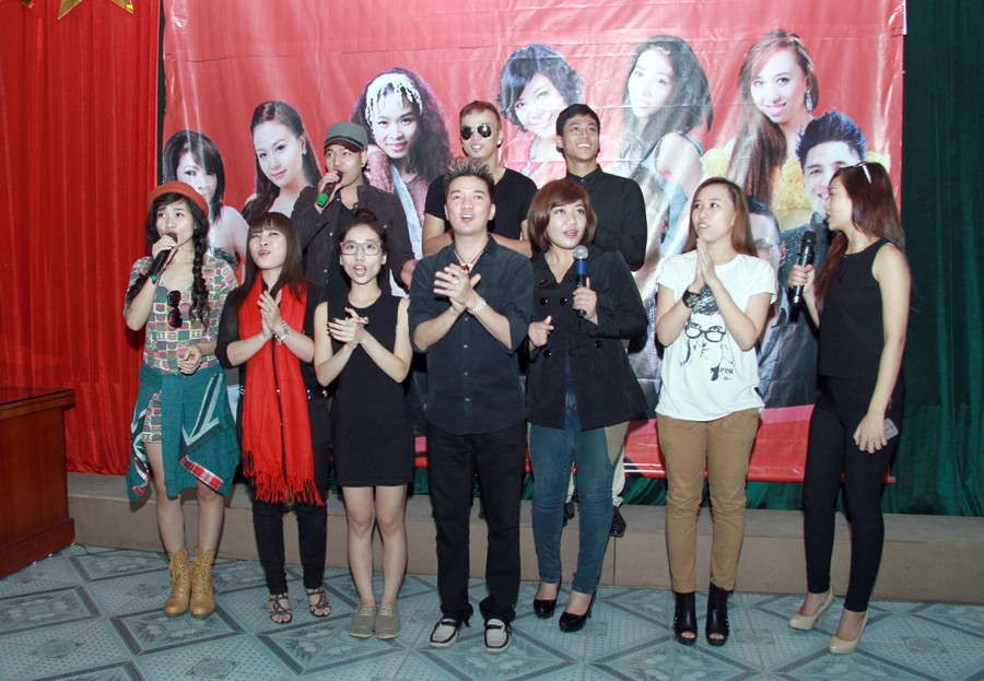 Mr Đàm và các thành viên trong đội The Voice cất tiếng hát dành tặng mọi người. Mr Đàm và các thành viên trong đội The Voice cất tiếng hát dành tặng mọi người.
