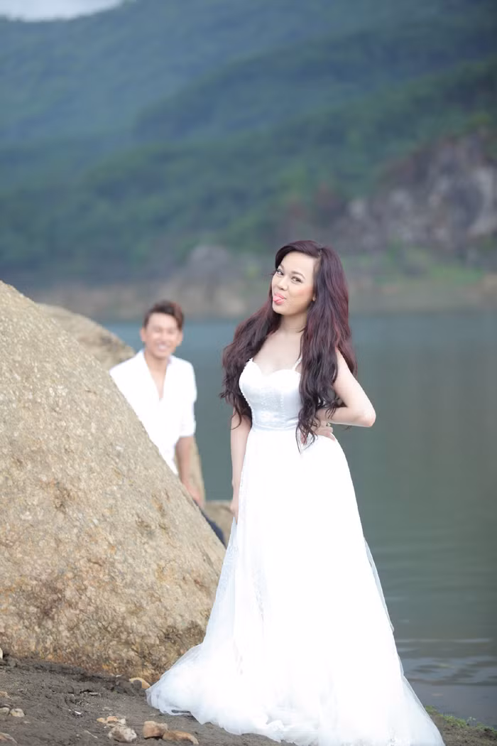 Hà Hoài Thu nhí nhảnh ở hậu trường. Hà Hoài Thu nhí nhảnh ở hậu trường.