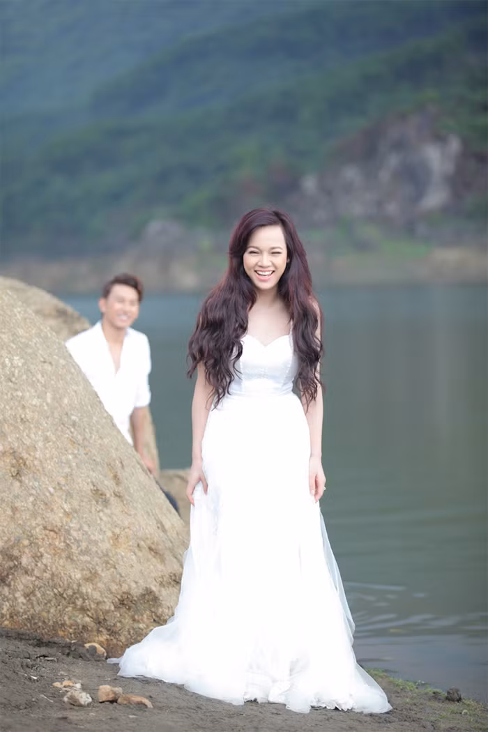 “Em nhớ anh” được thực hiện theo chiều dài hình ảnh xuyên suốt, như câu chuyện của một cô gái trẻ sống nội tâm, tâm sự về chuyện tình cảm, những giây phút hạnh phúc, vui, buồn và cả những cảm giác lạ lẫm. “Em nhớ anh” được thực hiện theo chiều dài hình ảnh xuyên suốt, như câu chuyện của một cô gái trẻ sống nội tâm, tâm sự về chuyện tình cảm, những giây phút hạnh phúc, vui, buồn và cả những cảm giác lạ lẫm.