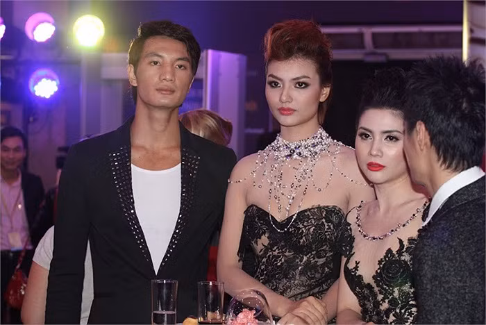 "Chúng tôi hoàn toàn bất ngờ trước sự xuất hiện của Hồng Quế, đặc biệt là trong trang phục như vậy”, ông này nói thêm.