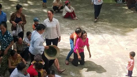Người nhà bị cáo khóc than, xin tòa giảm án cho bị cáo Người nhà bị cáo khóc than, xin tòa giảm án cho bị cáo