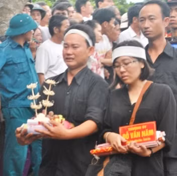 Người thân trong gia đình đưa Thượng úy Đỗ Văn Năm trở về quê hương