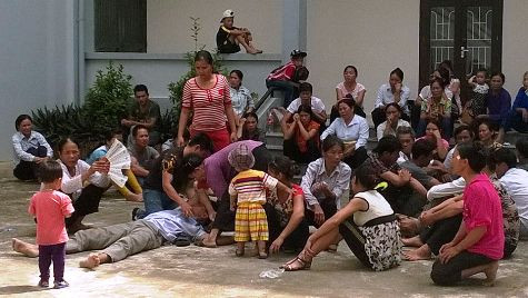 Người nhà bị cáo ngất trong khuôn viên tòa án tỉnh Thanh Hóa Người nhà bị cáo ngất trong khuôn viên tòa án tỉnh Thanh Hóa
