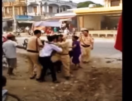 Nam thanh niên mặc áo trắng bị một CSGT túm cổ, lên gối khi anh này có ý định can ngăn