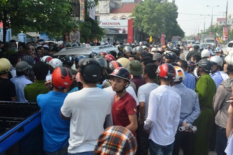 Rất đông người có mặt tại hiện trường để chứng kiến sự việc Rất đông người có mặt tại hiện trường để chứng kiến sự việc