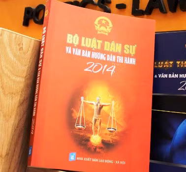 Hình ảnh diễn viên hài Công Lý được đăng trên trang bìa cuốn bộ luật dân sự