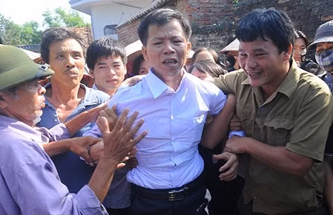 Ông Nguyễn Thanh Chấn bên vòng tay người thân và bạn bè (Ảnh: LĐ)