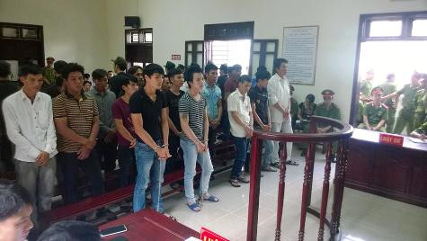 Các bị cáo đứng trước vành móng ngựa Các bị cáo đứng trước vành móng ngựa