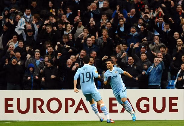 Agüero ăn mừng cùng đồng đội
