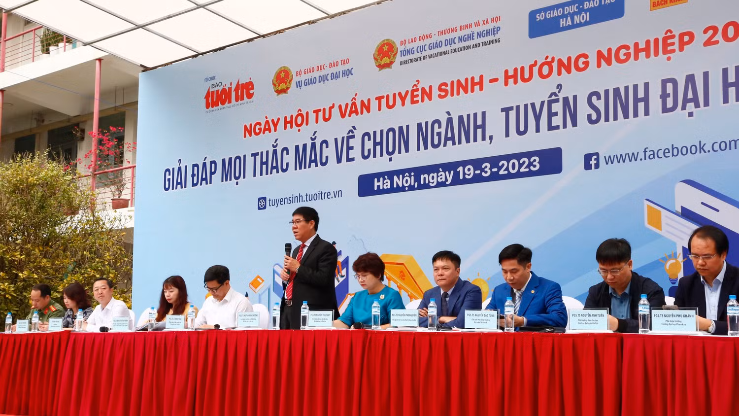 Phó Giáo sư, Tiến sĩ Huỳnh Văn Chương - Cục trưởng Cục Quản lý chất lượng, Bộ Giáo dục và Đào tạo chia sẻ tại Ngày hội Tư vấn tuyển sinh - hướng nghiệp 2023 tại Hà Nội (Ảnh: Phạm Minh). Phó Giáo sư, Tiến sĩ Huỳnh Văn Chương - Cục trưởng Cục Quản lý chất lượng, Bộ Giáo dục và Đào tạo chia sẻ tại Ngày hội Tư vấn tuyển sinh - hướng nghiệp 2023 tại Hà Nội (Ảnh: Phạm Minh).