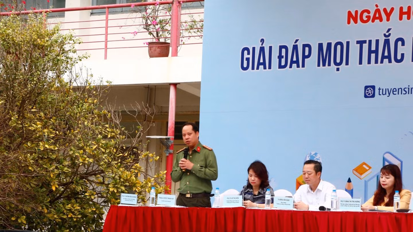 Thiếu tá Triệu Thành Đạt (Cục Đào tạo, Bộ Công an) chia sẻ ở Ngày hội Tư vấn tuyển sinh - hướng nghiệp 2023 tại Hà Nội (Ảnh: Phạm Minh). Thiếu tá Triệu Thành Đạt (Cục Đào tạo, Bộ Công an) chia sẻ ở Ngày hội Tư vấn tuyển sinh - hướng nghiệp 2023 tại Hà Nội (Ảnh: Phạm Minh).