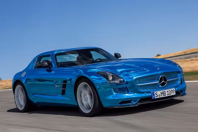 Theo Mercedes-Benz, hệ thống động cơ điện trên SLS AMG Coupe Electric Drive giúp siêu xe điện này có thể tăng tốc tới 100 km/h chỉ trong 3,9 giây, tốc độ tối đa được giới hạn ở 250 km/h.