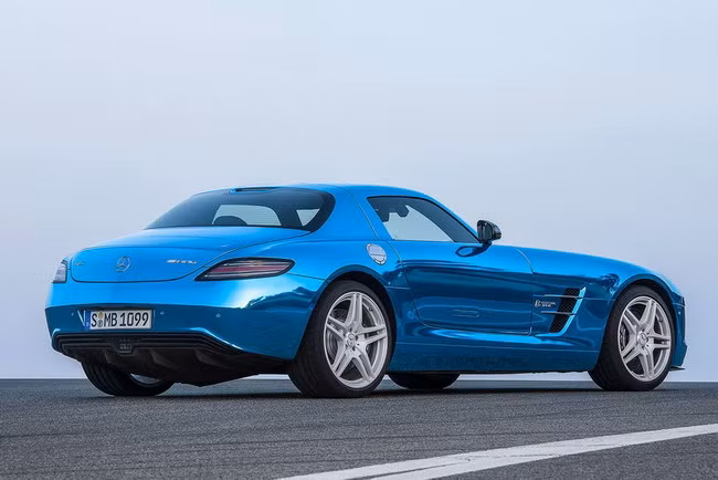 Siêu xe SLS AMG Coupe Electric Drive trang bị bốn động cơ điện truyền chuyển động tới bốn bánh xe, với công suất kết hợp của bốn động cơ này lên tới 740 mã lực, momen xoắn cực đại 1.000 Nm. Đây chính là chiếc SLS AMG Gullwing mạnh mẽ nhất từ trước tới nay.