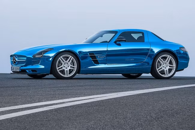 Mức giá cơ bản được Mercedes-Benz đưa ra cho SLS AMG Coupe Electric Drive tại thị trường Đức là từ 416.500 Euro – tương đương 536.200 USD. Mức giá này cao hơn nhiều so với mức giá 204.680 Euro của chiếc SLS AMG GT
