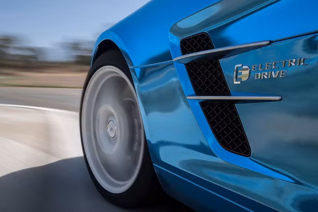 Khách hàng có thể tới các đại lý của Mercedes-Benz để đặt mua siêu xe SLS AMG Coupe Electric Drive ngay từ bây giờ. Những khách hàng may mắn đầu tiên sẽ nhận được xe vào tháng 7 năm 2013