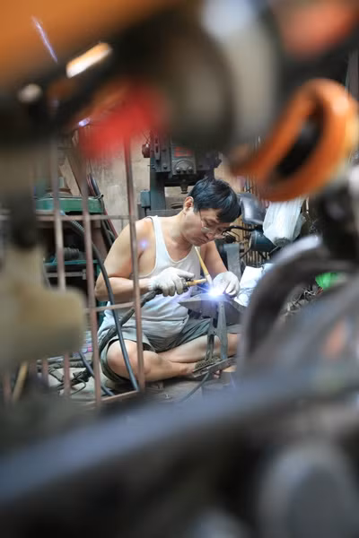 Tại xưởng ông Dân có đủ máy móc cơ bản cho việc độ xe như khoan, doa, tiện, phay, hàn, cắt... Ngoài ra những chi tiết khó ông Dân thiết kế riêng rồi đi đặt làm ở các xưởng CNC.